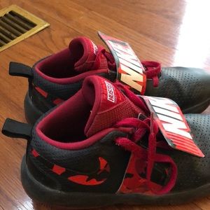 BOYS NIKE ATHLETIC SHOES